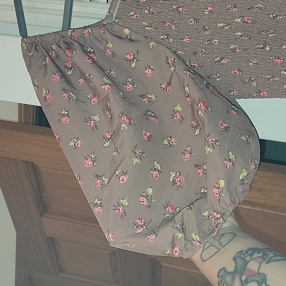 Puff Sleeve Romper - Picture 8 of 13